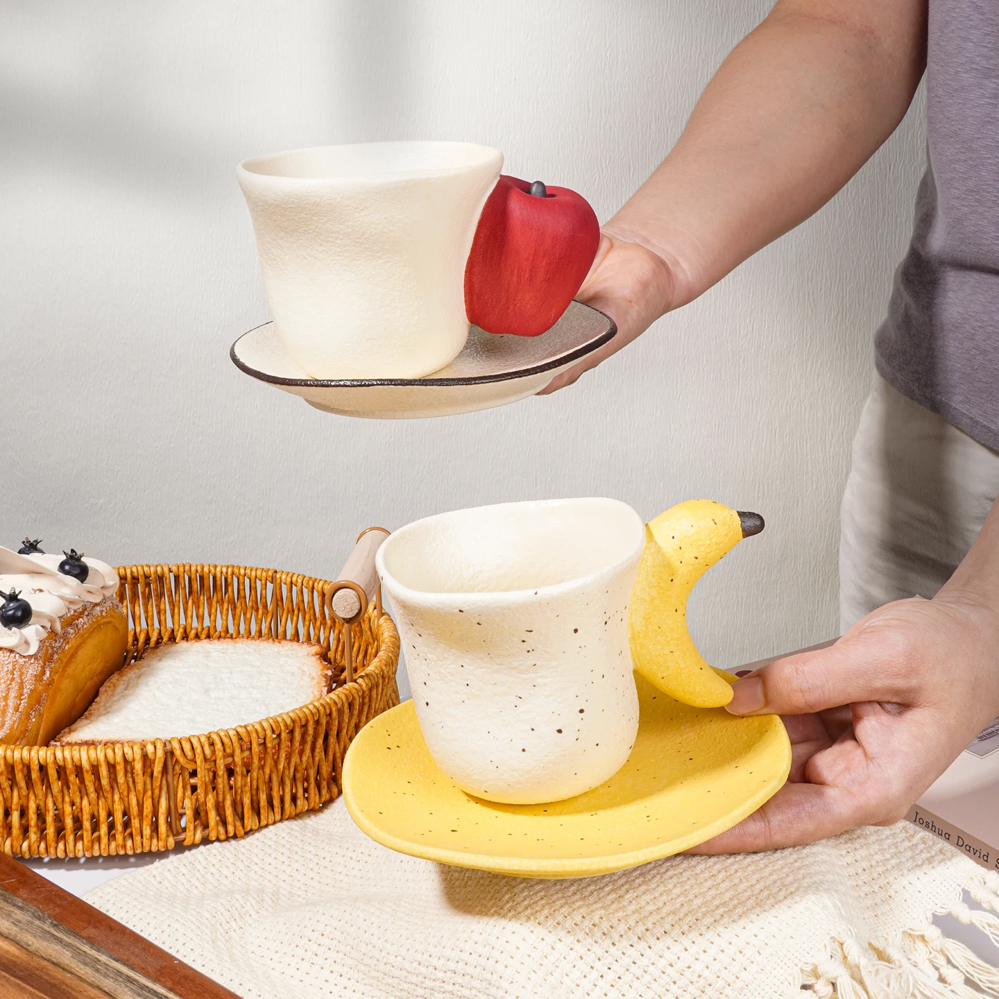 

Симпатичная кофейная чашка, набор тарелок, креативная керамическая кружка в форме банана и яблока с подносом, офисная женская чашка, тарелка, цветной дизайн