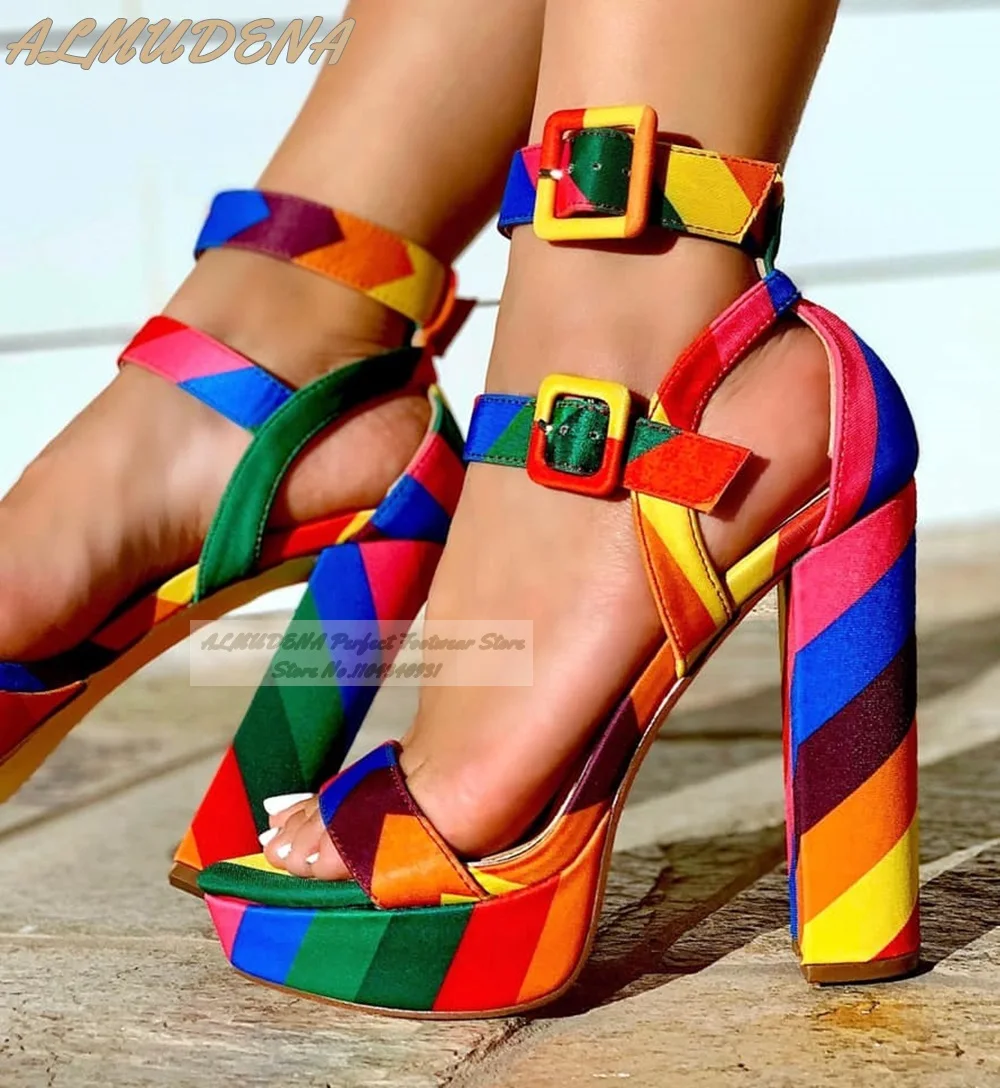 ALMUDENA Sandali con tacco grosso a righe colorate arcobaleno Scarpe eleganti con plateau e cinturino con fibbia quadrata Décolleté da sera multicolori