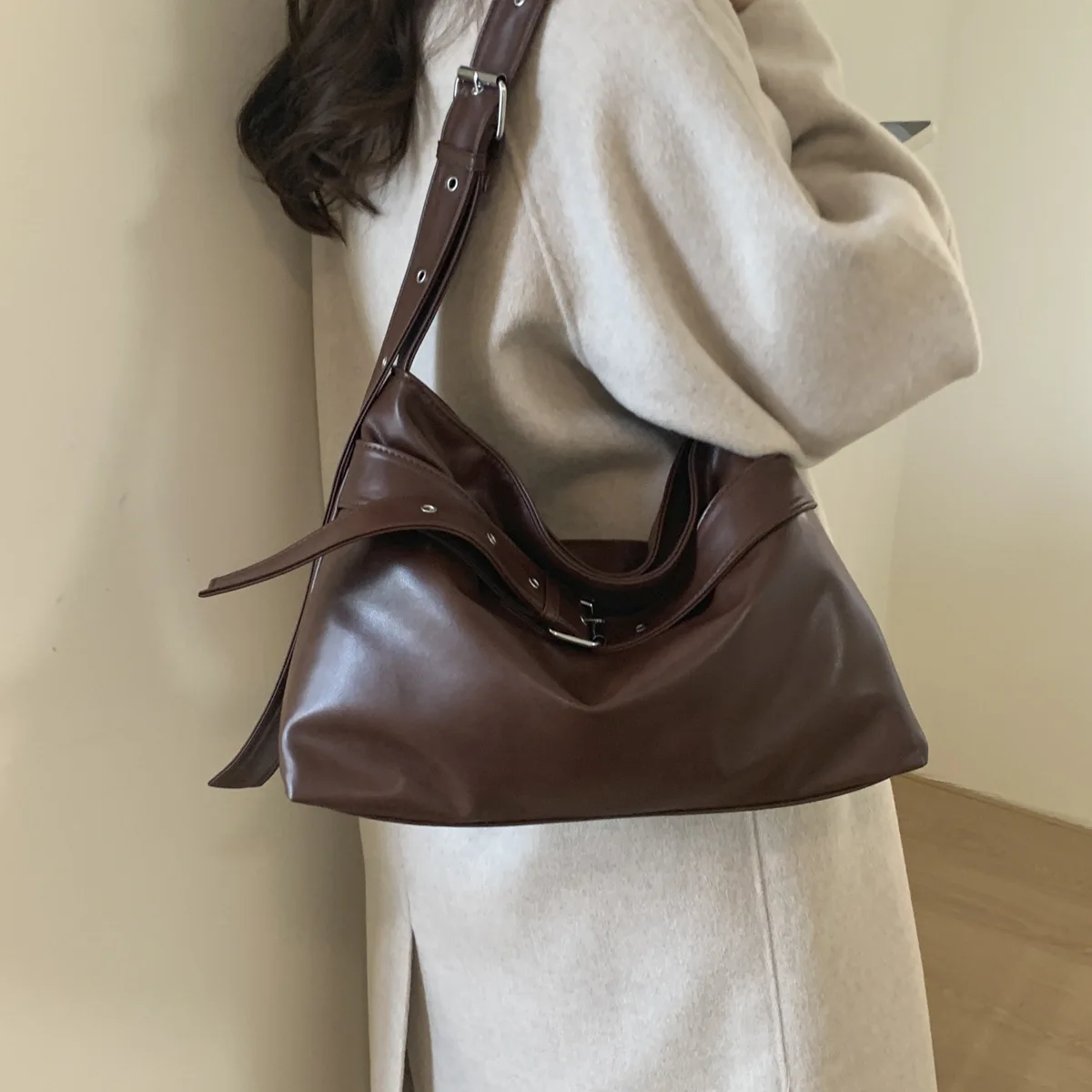 

Luxe Vintage Shoulder Bag, Spacious Commuter Tote Purse, Women's Crossbody Day to Night Bag, Minimalist Sling Bag, Textured