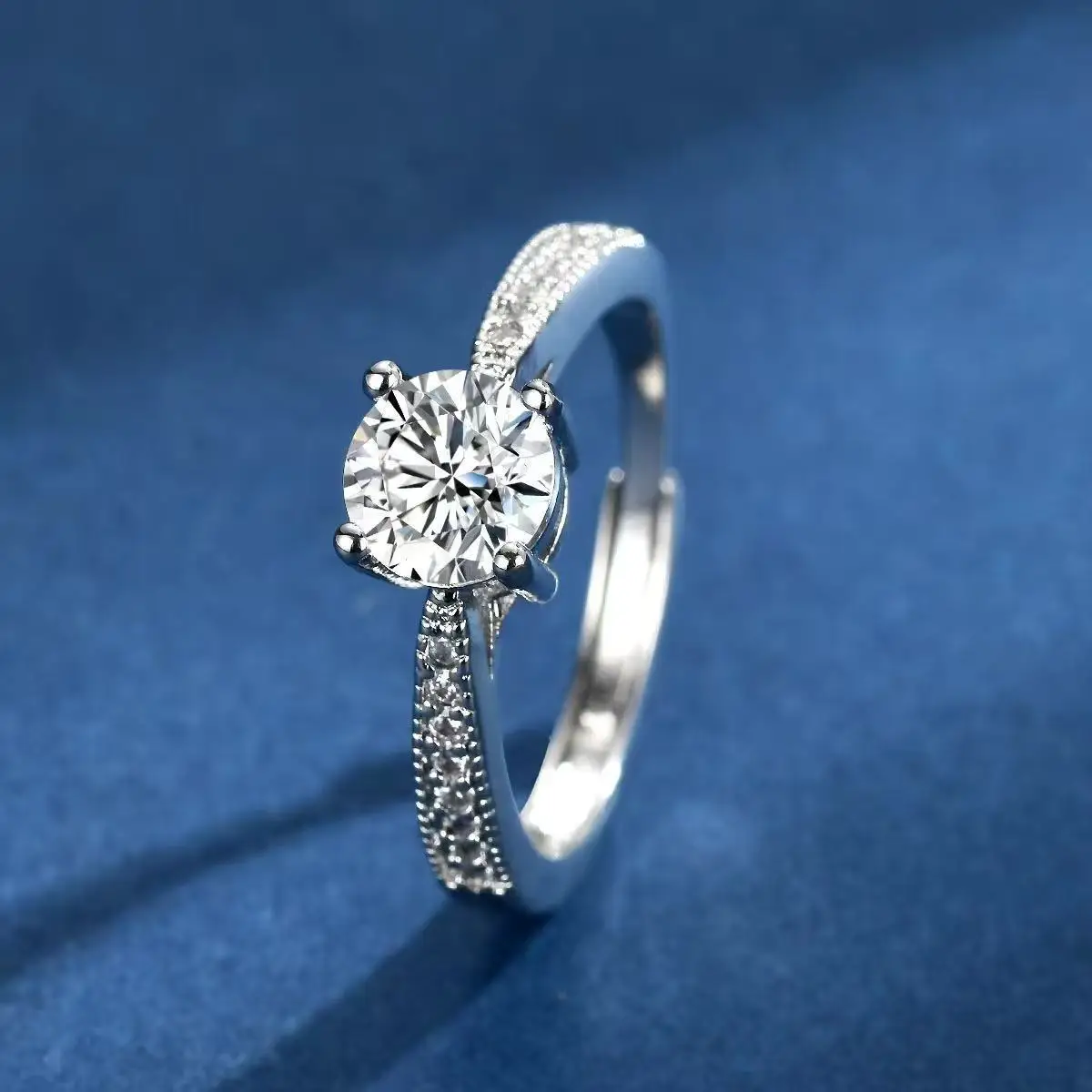 

A classic four-prong zircon ring with a light luxury, niche and high-end touch, an open ring for your girlfriend