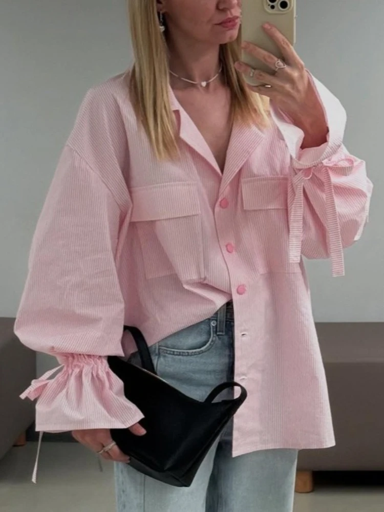 เสื้อเชิ้ตผู้หญิงลายทางสไตล์ลำลอง แขนบาน แต่งผ้าลูกไม้ผูกเชือก ตัดต่อสีตัดกัน เหมาะสำหรับใส่ทำงาน