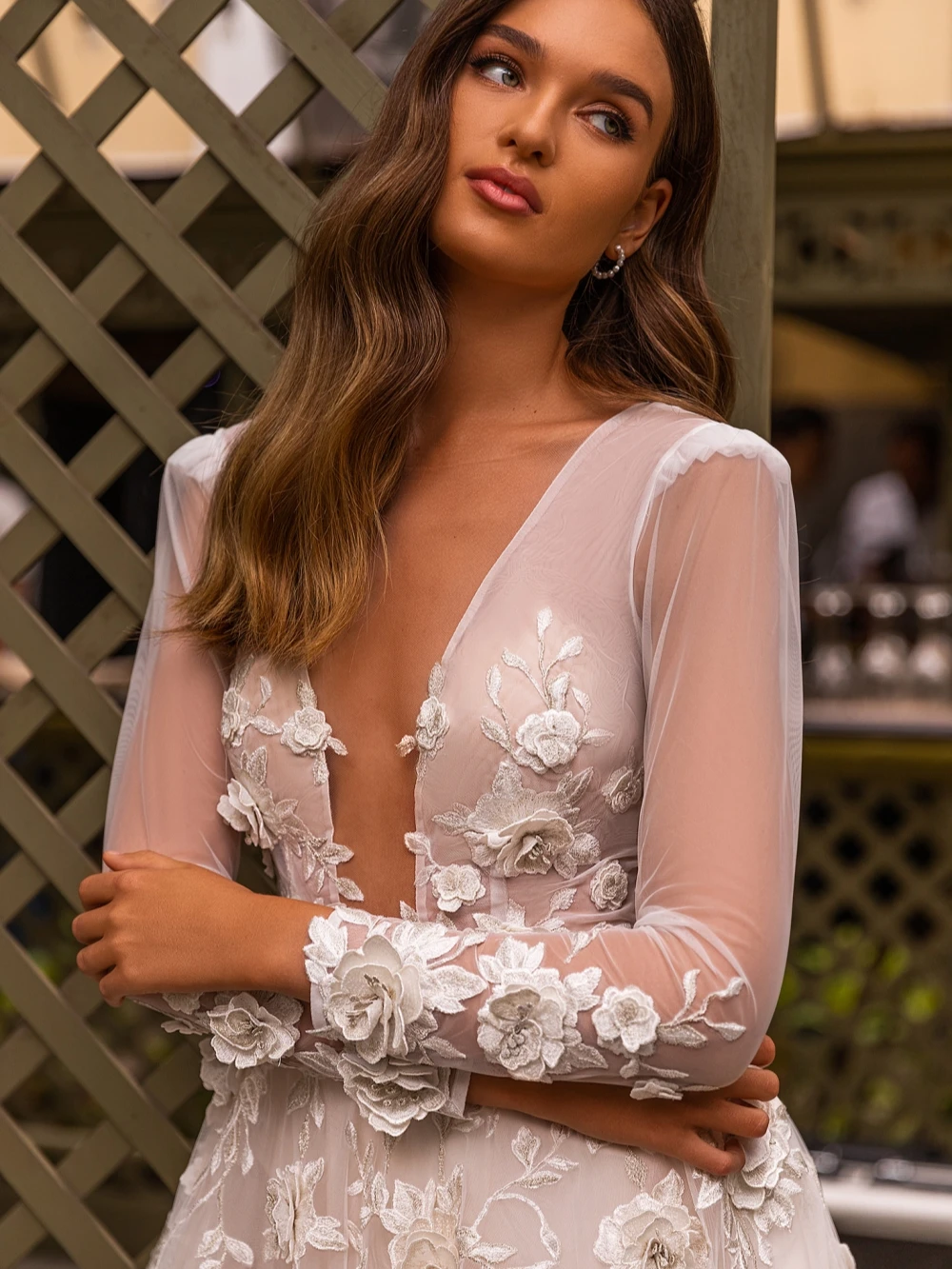 ชุดแต่งงานคอวีลายดอกไม้ 3 มิติ ทำมือ แขนยาวแบบซีทรู  ชุดเจ้าสาวทรงเอไลน์ยาว ปี 2026  รับตัดตามสั่ง