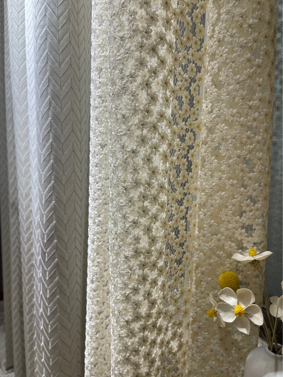 2023 new vanilla cream Curtains for Living room bedroom three-dimensional jacquard small daisy lace gauze curtain splicing