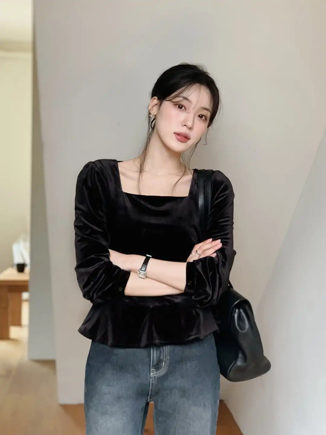 

Женская бархатная блузка с открытыми ключицами, укороченная, с завышенной талией, молодежная, модная, в корейском стиле, с длинным рукавом