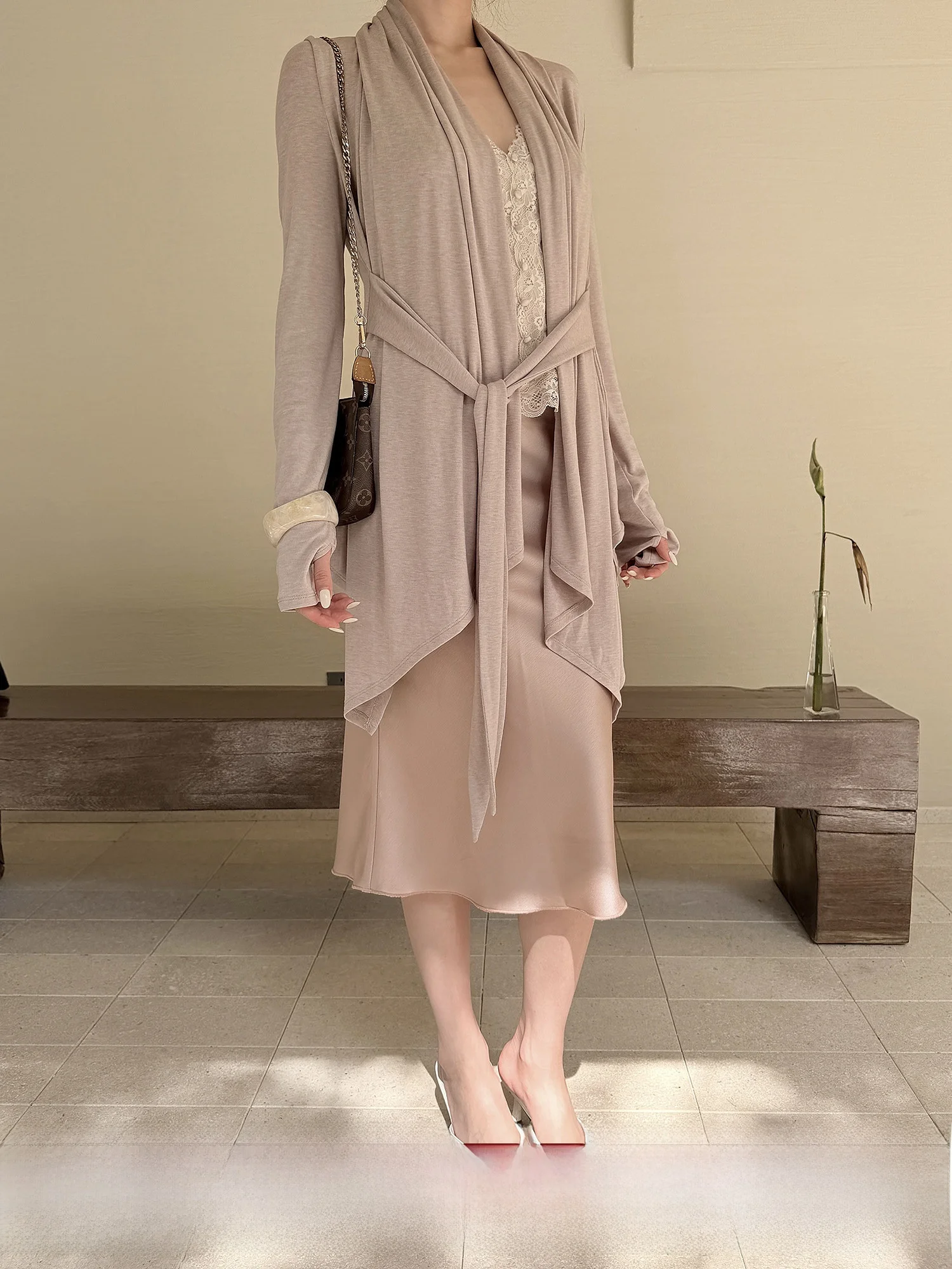 

Свободный женский вязаный кардиган Hydrangea XiIng Apricot с асимметричным дизайном и завязками, стройнящий верхний слой одежды