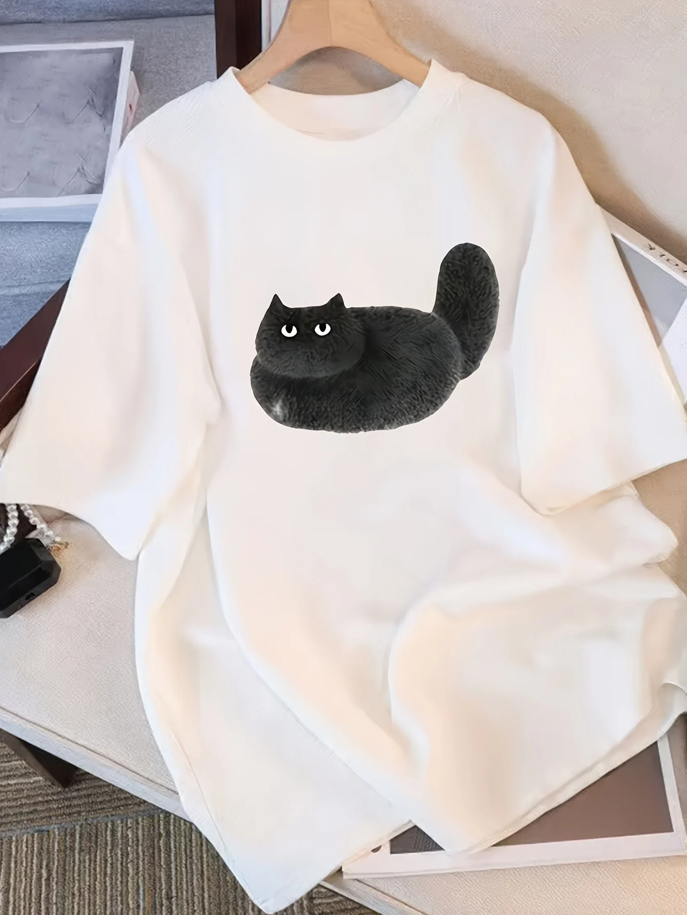 

2026 Весна/Лето Белая футболка с круглым вырезом Мягкая повседневная базовая футболка Простой дизайн Повседневная повседневная одежда Графический короткий рукав