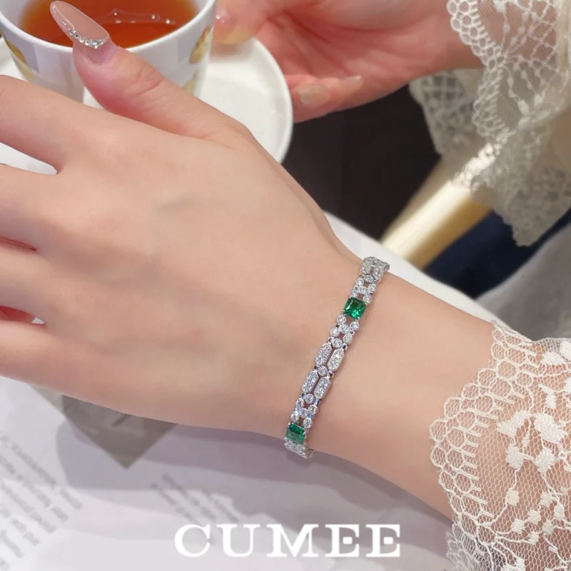 Cumee 925 الفضة الاسترليني الحد الأدنى للارتداء اليومي سوار الزمرد الاصطناعي المزروع للنساء. فضي مطلي بالذهب