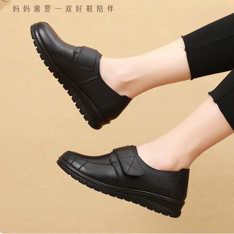 Leather flat bottom large size women\'s shoes casual comfortable non-slip soft leather shoes spring and autumn mother work shoes