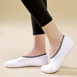 Ultra quiet and lightweight indoor sports shoes with anti slip and shock-absorbing soft soles for men's and women's gyms, skippi