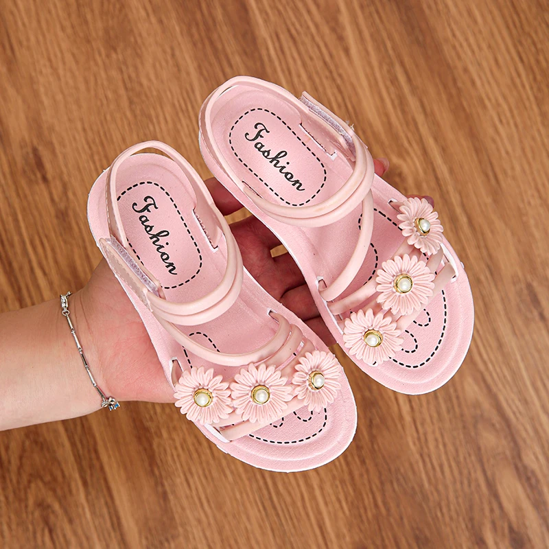 2024 Hot selling Girls Sandals Student Fashion Outwear Anti slip Soft Sole Cute Shoes Casual Summer Middle Children Sandals