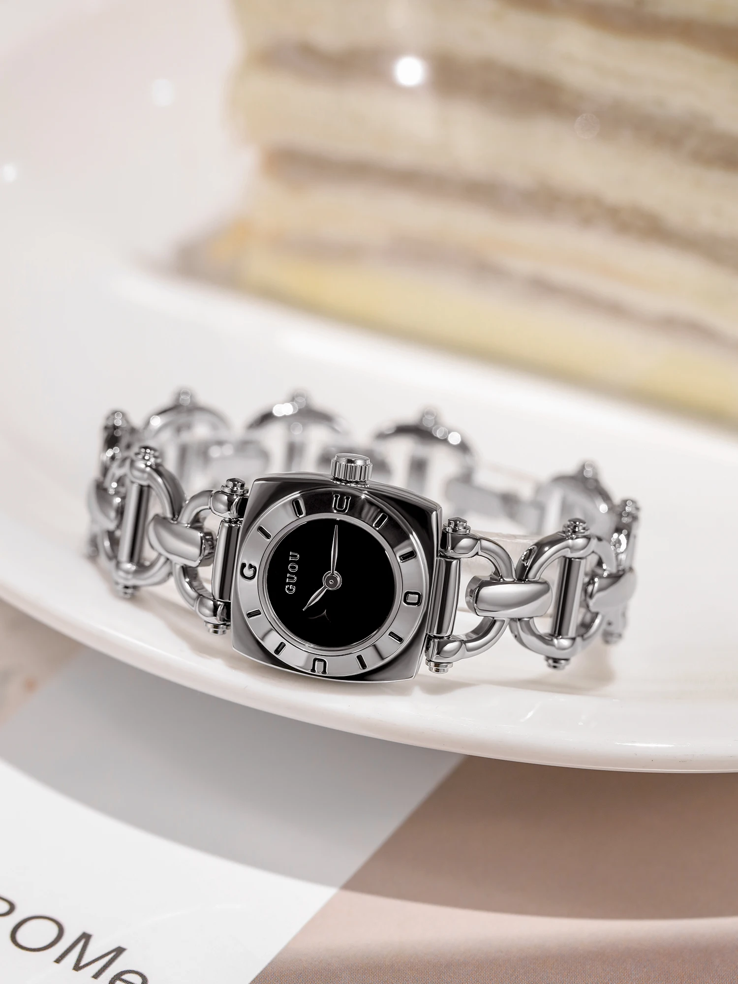 ساعة نسائية خفيفة فاخرة بمزاج راقي بسيط مربع صغير بسوار ساعة هدية أصلية ساعة فاخرة عالية الجودة