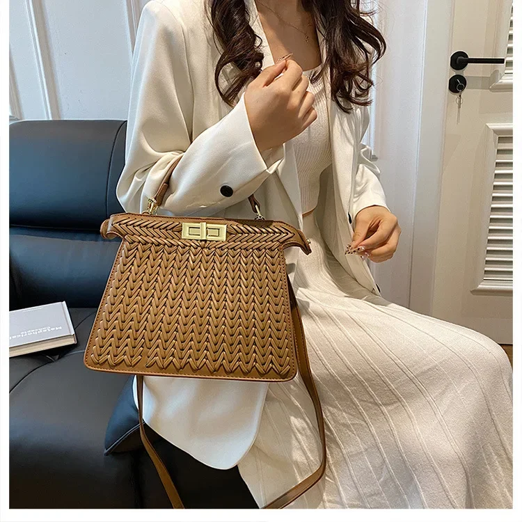 

2025 Boho Woven Clutch Women Handmade Rattan Purse Gold Lock Convertible Crossbody Shoulder Bag Lightweight