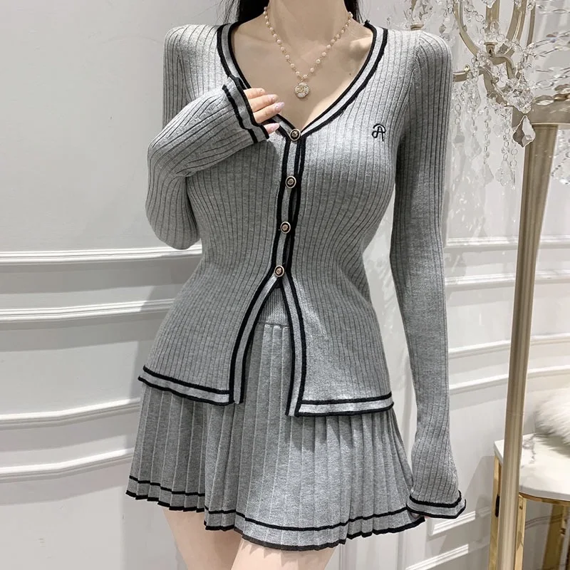 

Новый стильный комплект Dongda Gate: женский вязаный кардиган с длинными рукавами и плиссированная короткая юбка, сексуальный дизайн с цветовыми блоками.