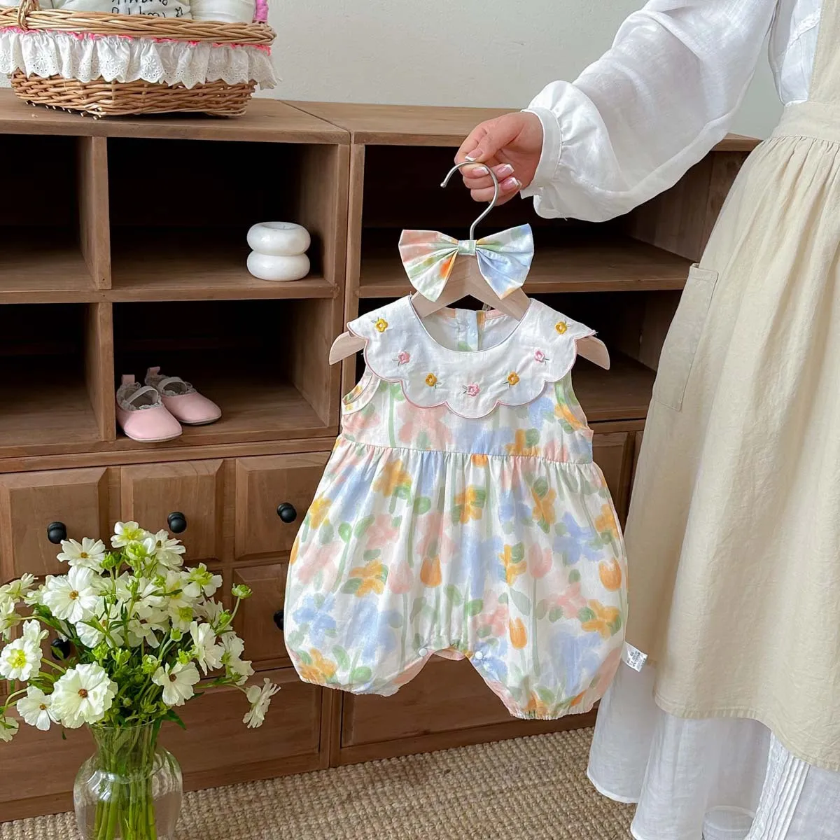 2026年夏新作：女の子用ベビーフーディー刺繍入りドールカラーノースリーブ薄手ベビーコート、エレガントな満月デザイン