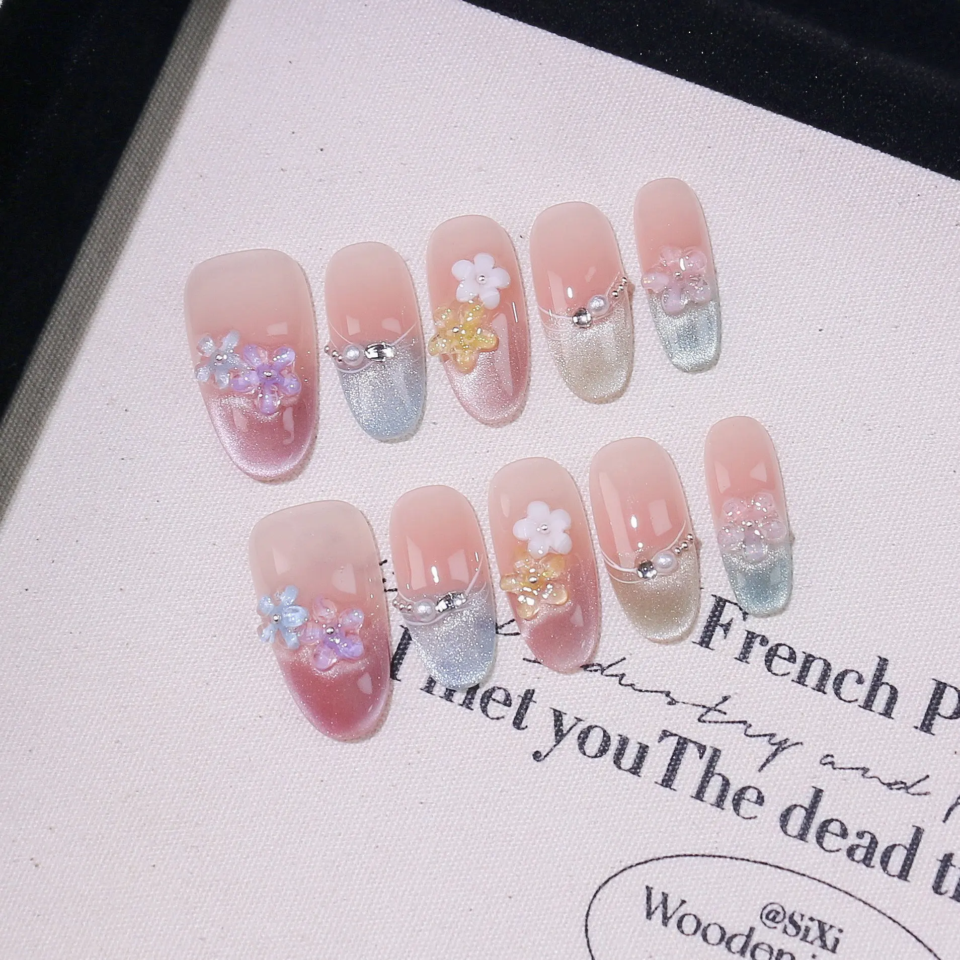 10枚入りミディアムオーバルハンドメイドプレスオンネイル カラフルキャッツアイフレンチ ダイヤモンド付き グロッシーフェイクネイルアートパッチ フルカバー装着可能