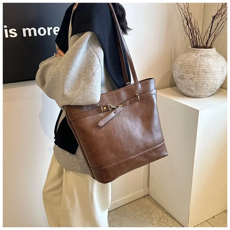 

Elite Women's Crossbody-Bag Made Of Zinnia-Patterned Leather Boasting Luxor Casual Elegant Vintage Spacious Look​