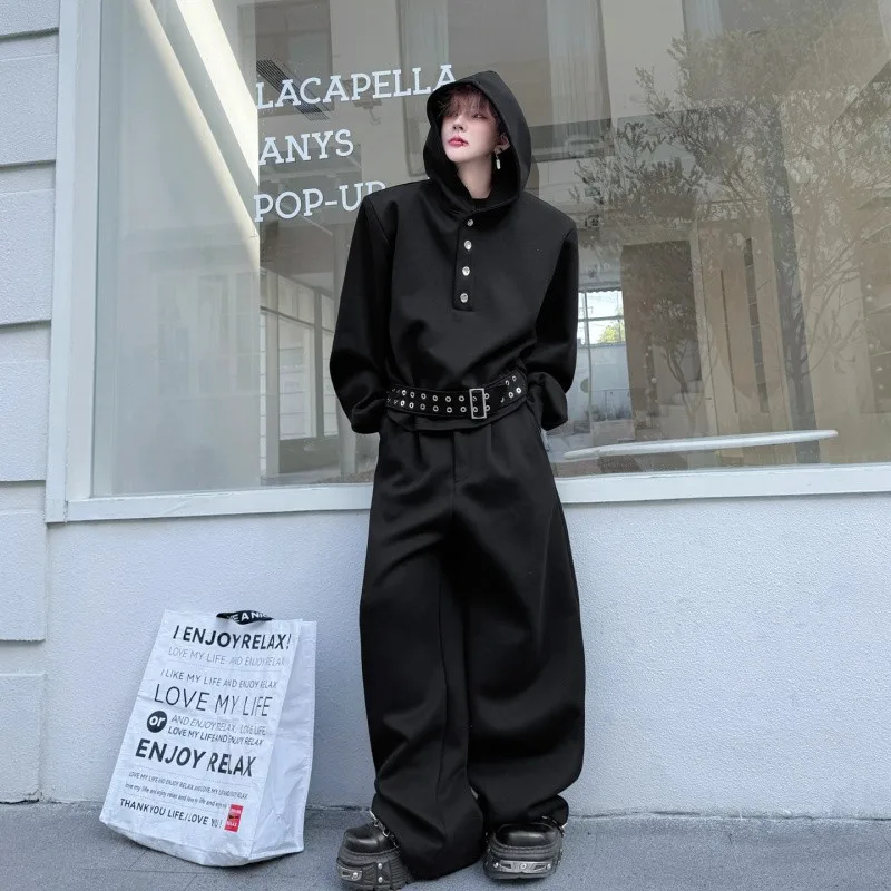 

Мужской комплект с худи и брюками на весну 2026: модный уличный стиль, широкие джинсы с поясом на талии и цветными вставками