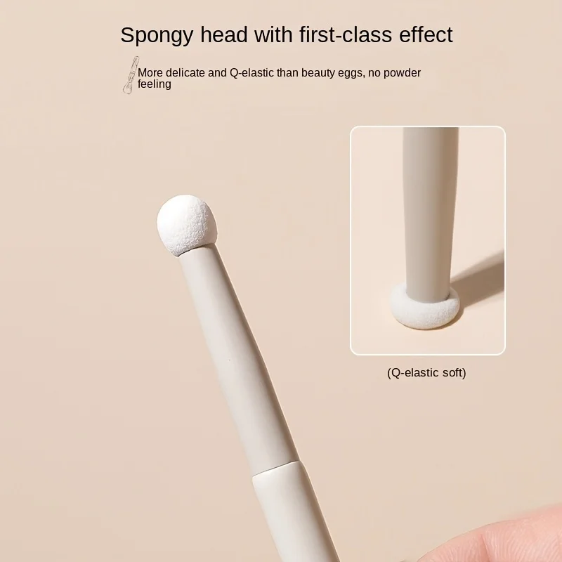 แปรงคอนซีลเลอร์และแปรงแต่งหน้าแบบสองหัวพร้อมขนแปรงสังเคราะห์ที่นุ่มและแม่นยำพร้อมปลายฟองน้ำสำหรับการแต่งรายละเอียดใต้ตา/ร่องน้ำตา