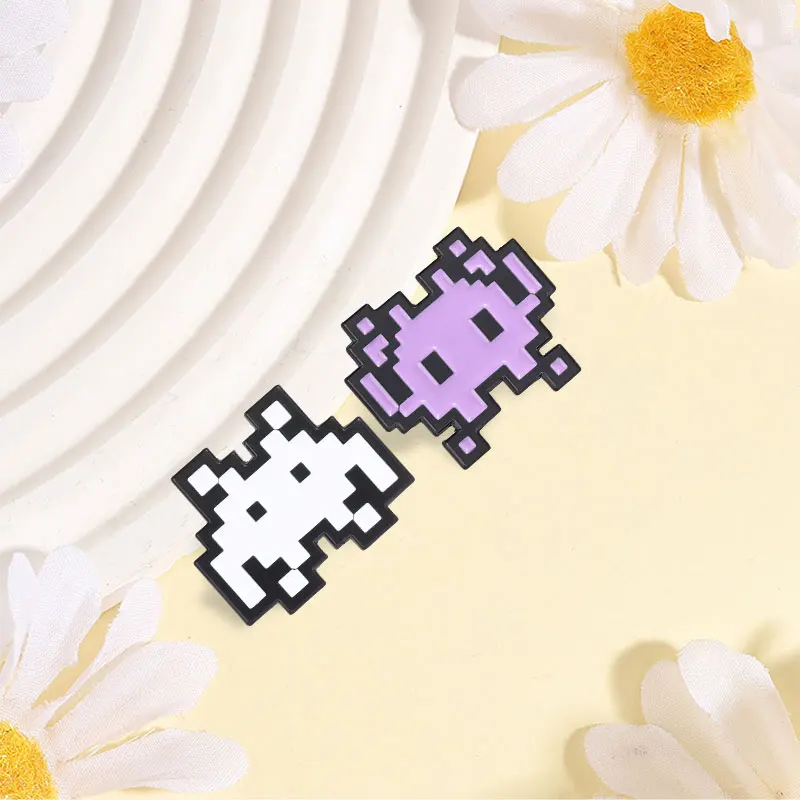 2PCS/SET Retro Pixel Shooting Game Alien Cat Enamel Pin Cute Comic Cat Dog Duck Frog Rabbit Brooch Bag Lapel Badge Jewelry Gifts