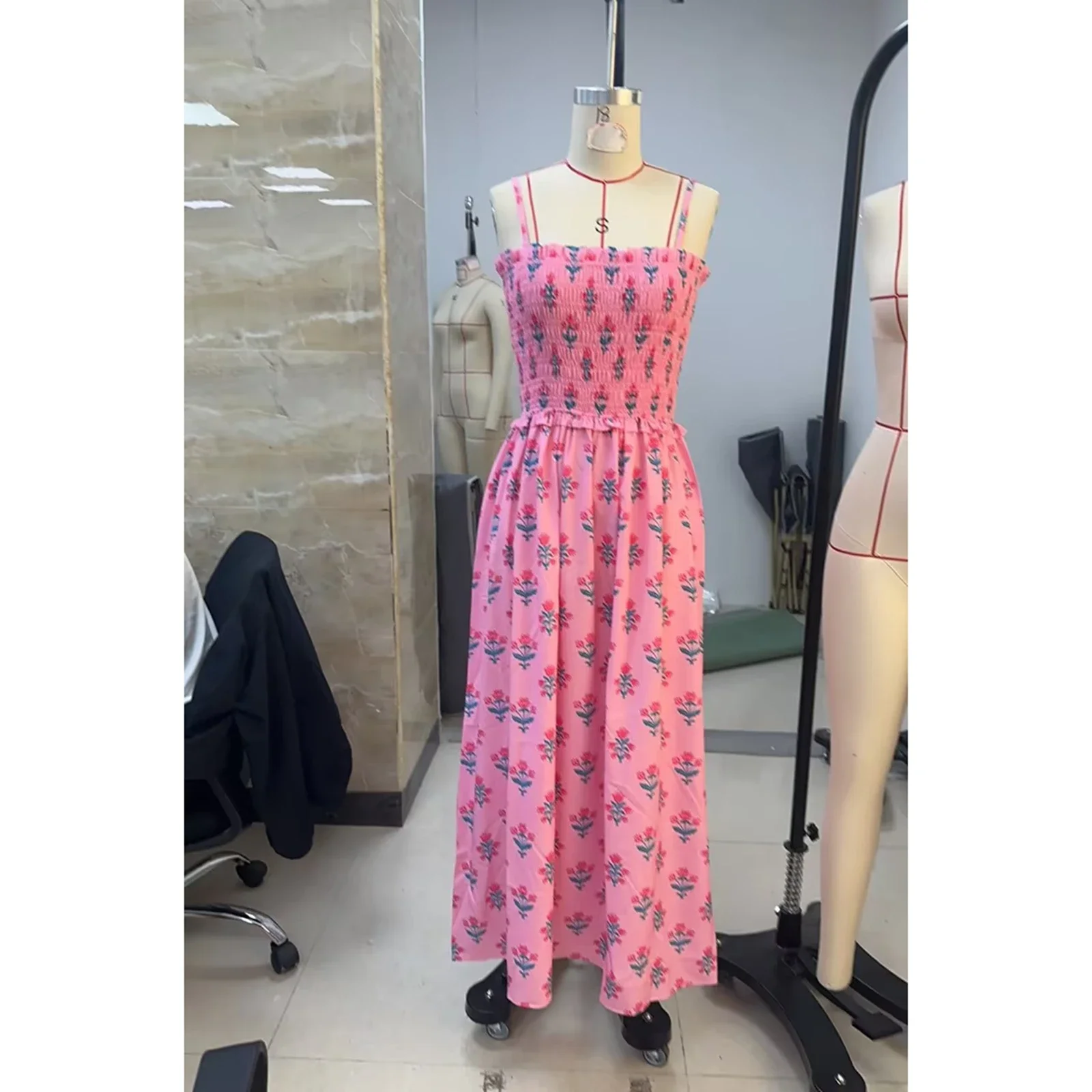 Abito da donna con cinturino per spaghetti drappeggiato per le vacanze Elegante abito lungo senza maniche smock con stampa floreale con volant Abito primaverile estivo