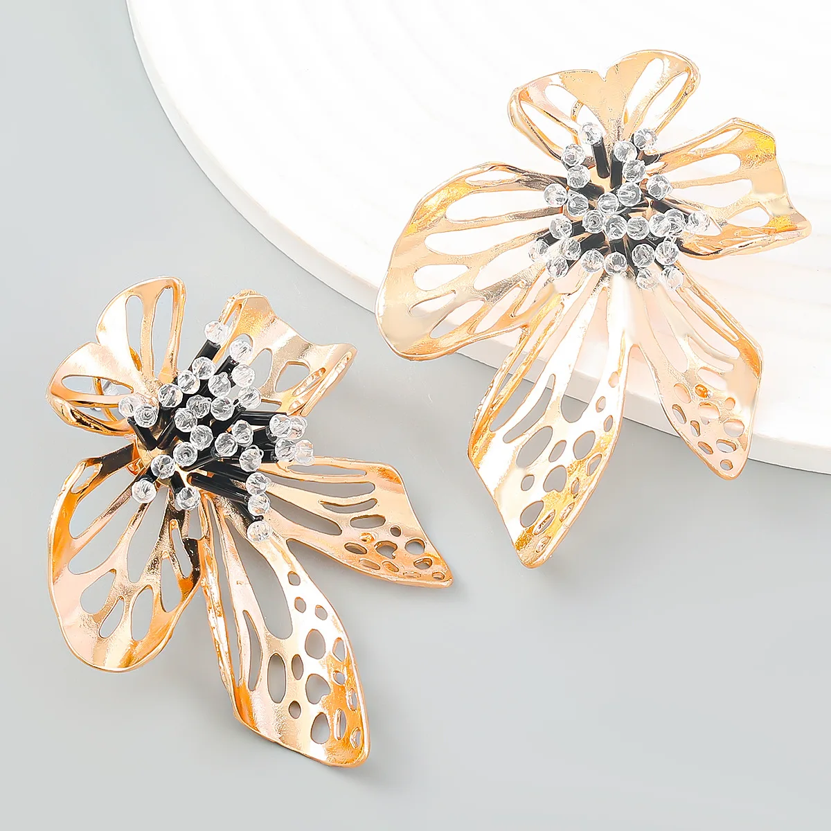 Autumn new fashion trend hollow alloy flower acrylic stamen earrings women's retro elegant earrings