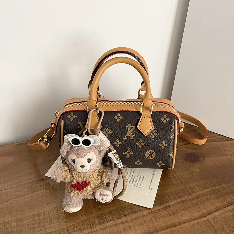 

Новая дизайнерская сумка-тоут 2026 года в минималистичном стиле от парижских дизайнеров — высококачественная сумка через плечо с винтажным однотонным дизайном и акцентом в виде буквенного логотипа