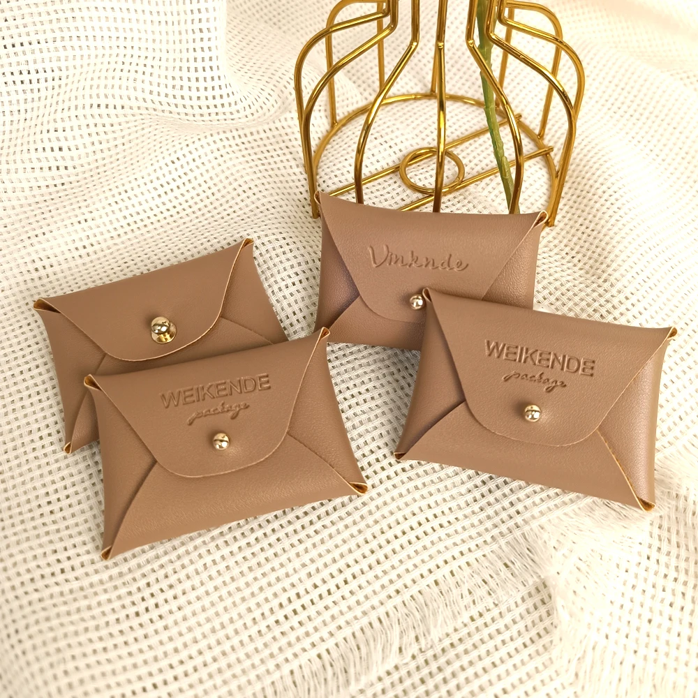 

50 шт., золотая сумка для ювелирных изделий из искусственной кожи с тиснением логотипа, 10x7 см, кольца, серьги, ожерелья, органайзер для пуговиц, подарочный чехол для хранения пыли