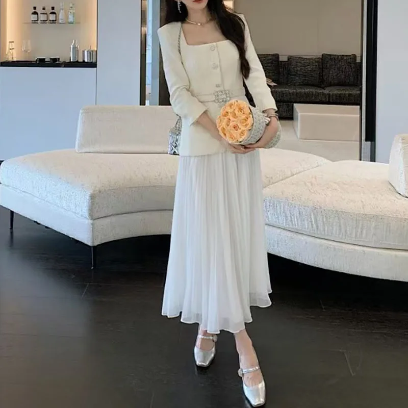 This is a stylish square-neck dress for autumn and winter, featuring a waist belt and a square neck with pleated stitching