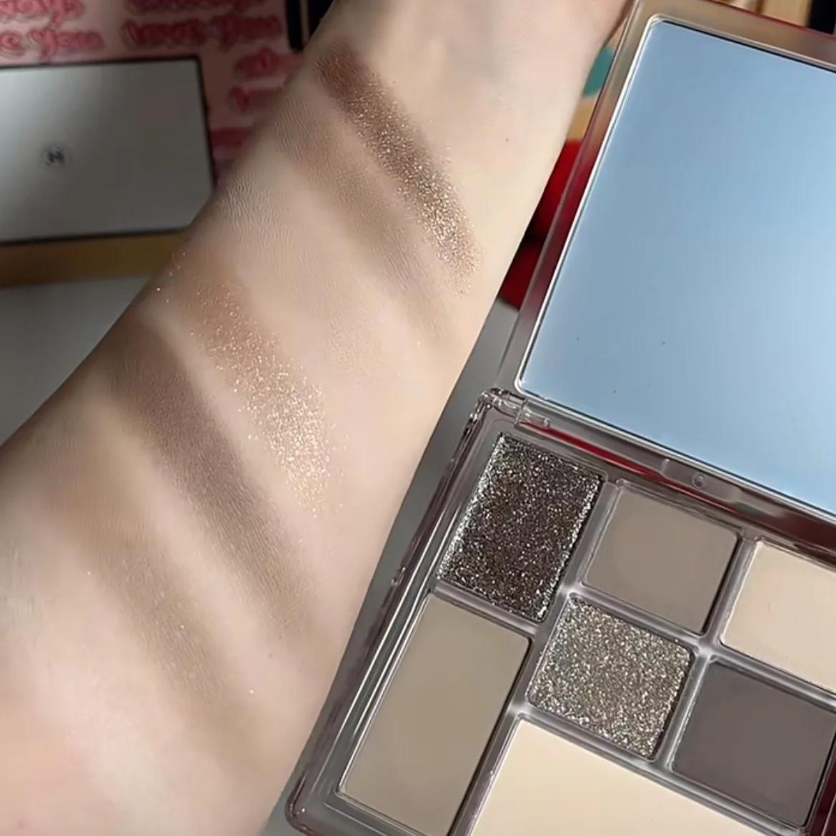 7 色のアイシャドウパレットパーリーグリッターマット仕上げダークグレーベージュカラーアイシャドウミラーポータブル化粧品
