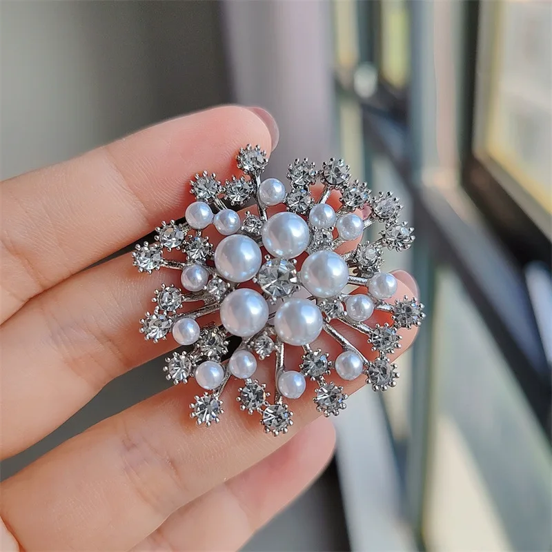 Snowflake Pearl Shining Maple Leaf Brooches Elegant Rhinestone Pin Fashion Clothes Jewelry Beautiful Wedding Party Accessories