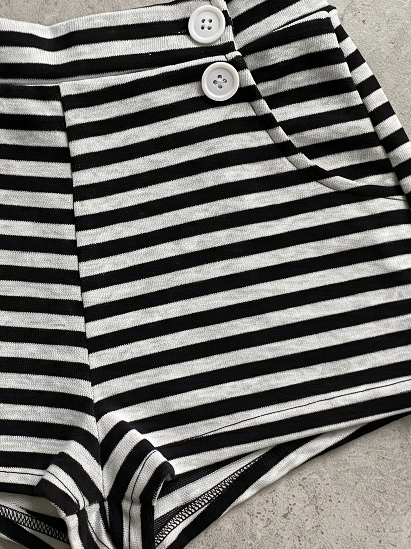 Sommerliche Basic-Shorts für Damen mit hoher Taille, Harajuku-Stil, einfarbig schwarz, grau gestreift, mit zwei Knöpfen an der Vordertasche, elastischem Bund, lässige Hose. – Detail 12