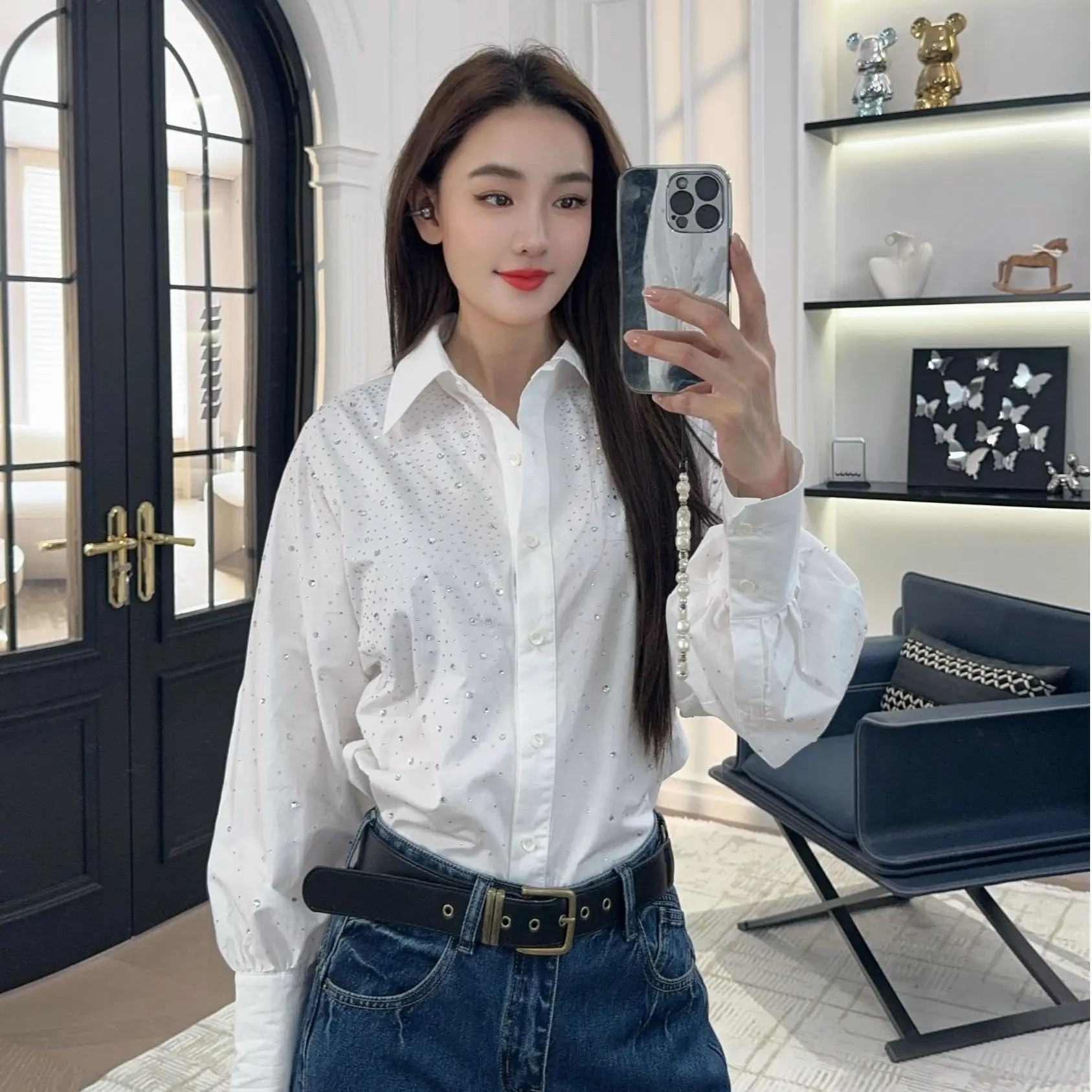 

Весенний новый модный легкий роскошный комплект из двух предметов: рубашка с длинным рукавом и брюки из хлопка и регенерированного целлюлозного волокна.