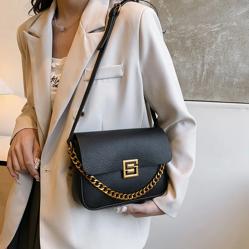 

Новая модная однотонная косая сумка, нишевая универсальная сумка через плечо с цепочкой для женщин, сумка большой вместимости.