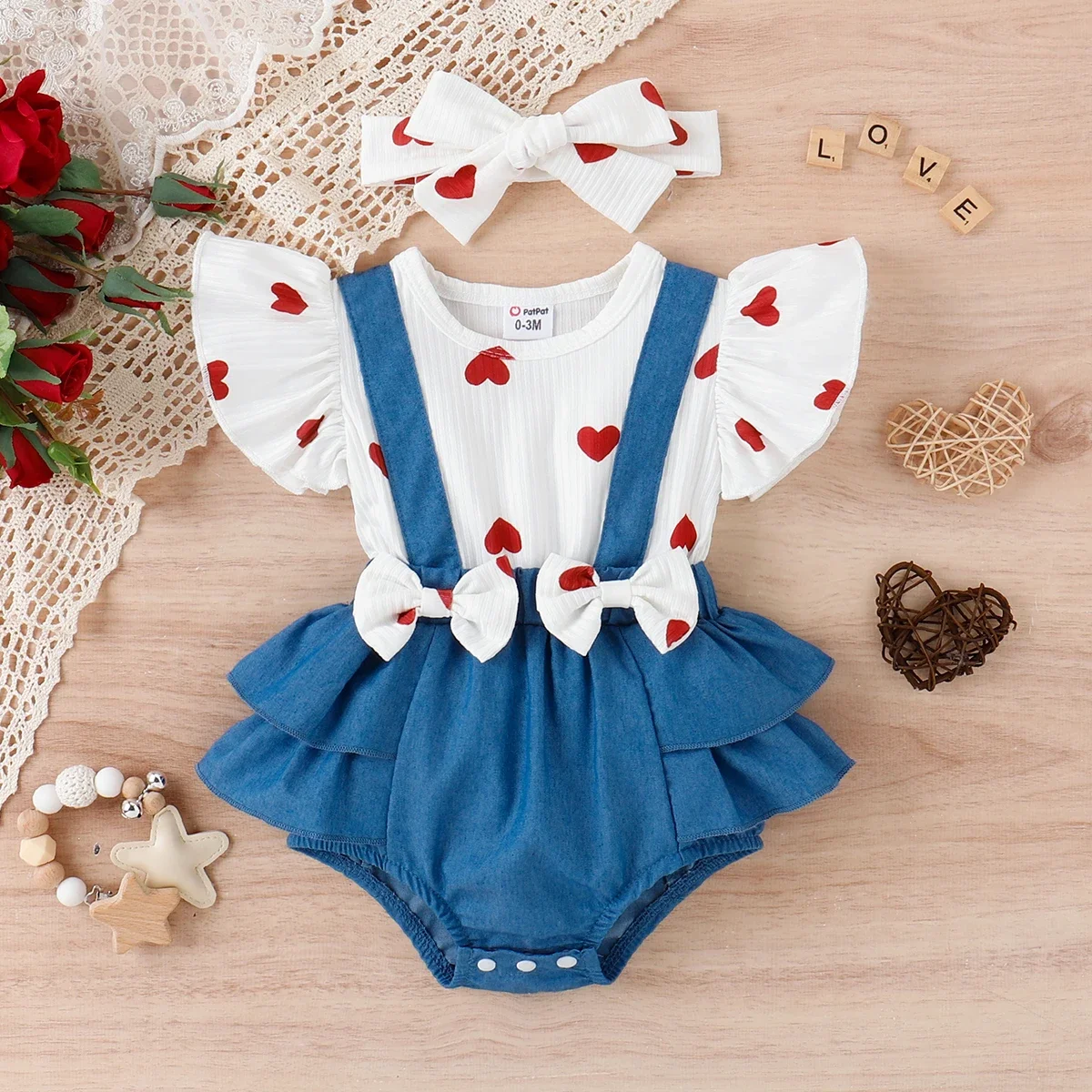 PatPat 2pcs Baby Girl Allover Heart Print Ribbed Ruffle Trim Bow Decor Spliced Imitation Denim Romper & Headband Set