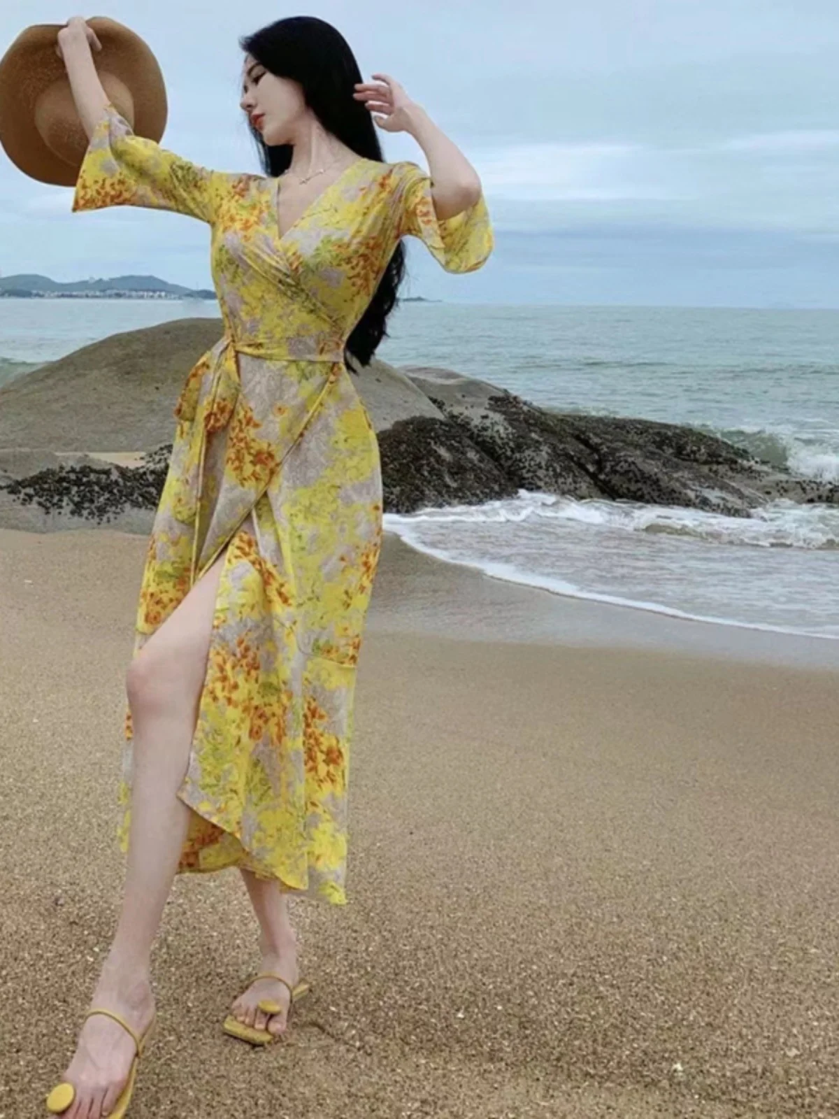 Vestido de playa envolvente de una pieza con estampado floral, estilo bata amarilla, falda midi con cuello en V y cintura alt...