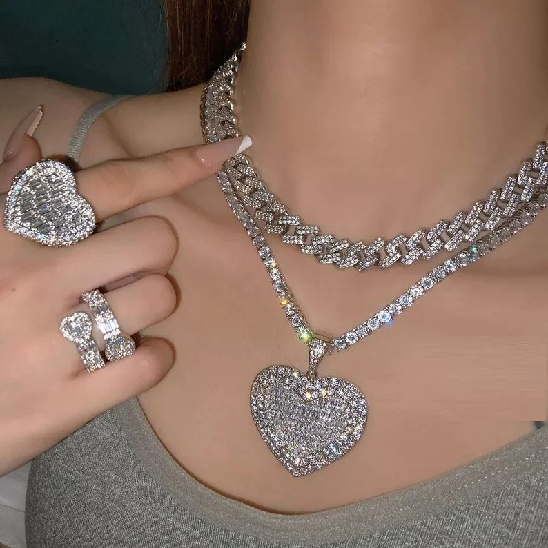 W magazynie Iced Out Bling damska biżuteria 5A biała cyrkonia sześcienna wisiorek w kształcie serca naszyjnik z łańcuszkiem w kształcie pudełka tenisowego