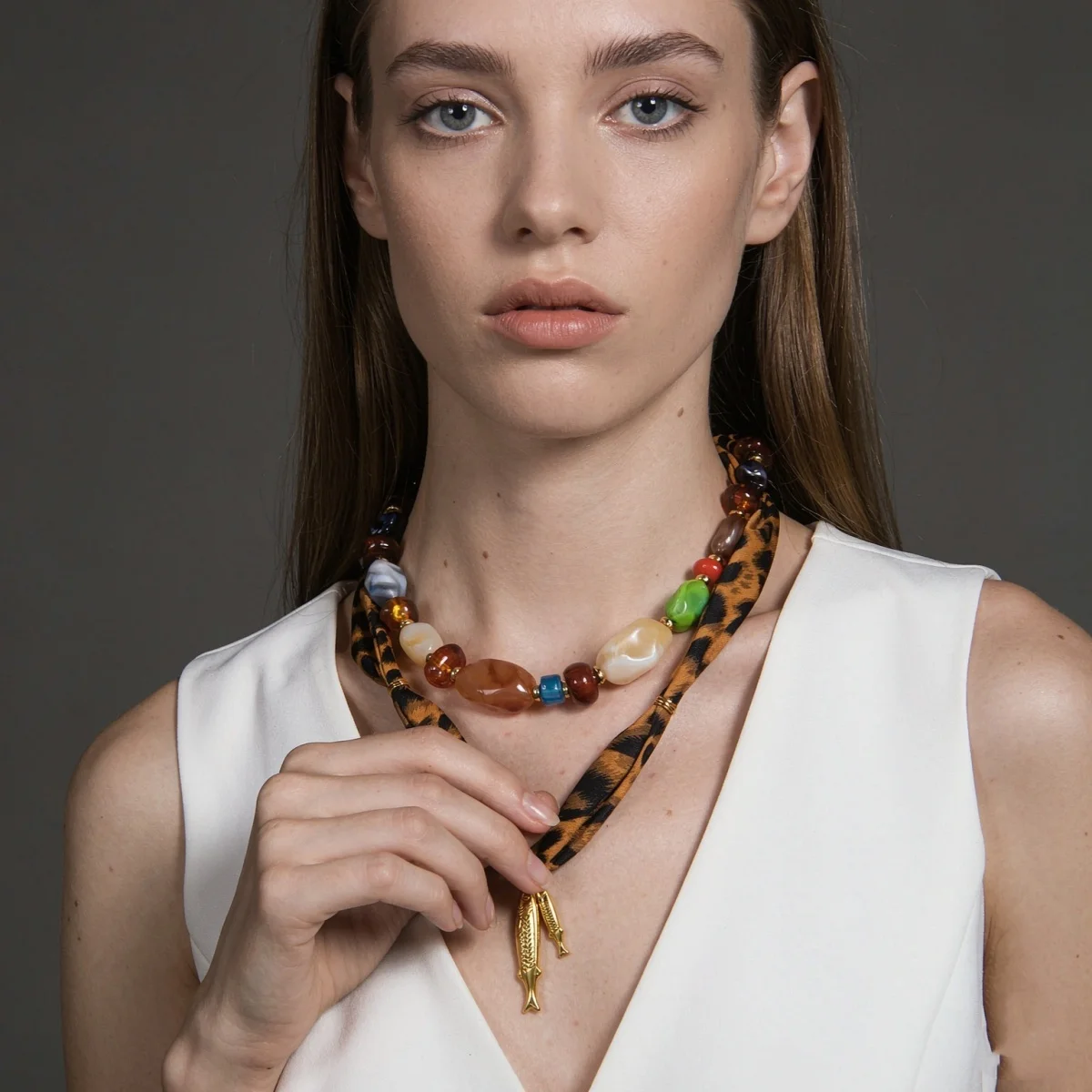 Leopardenmuster-Schalband-Halskette mit Acrylperlen und Edelstahl-Fischanhänger für Damen, Maillard Unregelmäßiger Perlen-Choker-Schmuck – Detail 4