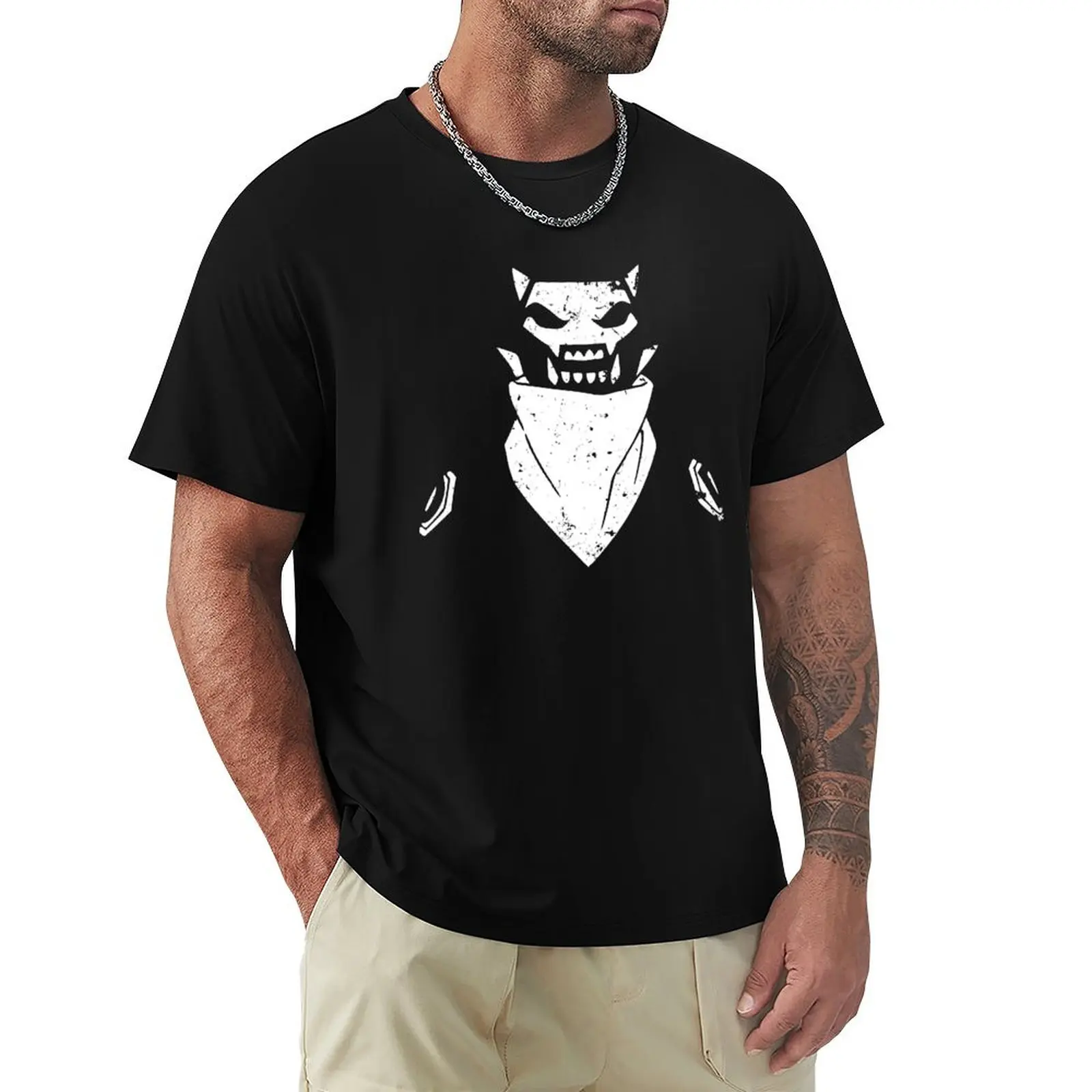 Camiseta con diseño de la máscara de Sentouin D, estilo desgastado y moderno, de Go Go Loser Ranger o Sentai Daishikkaku, inspirada en personajes de anime y manga.
