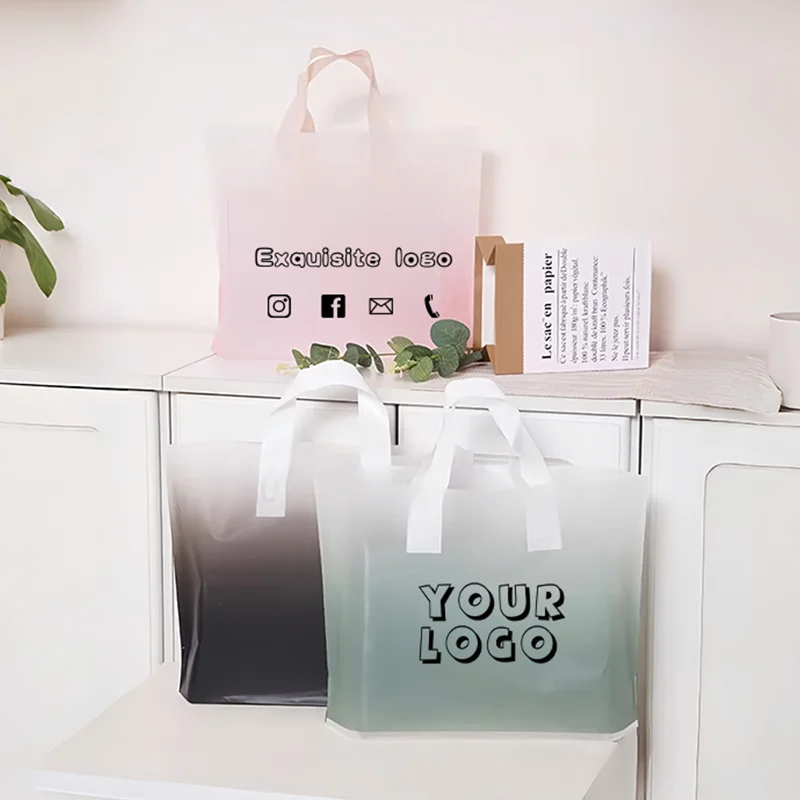 

50 шт. матовых сумок-тоут с градиентным цветом для магазинов одежды, женские сумки для покупок, упаковочные пакеты для одежды, с возможностью нанесения логотипа на заказ