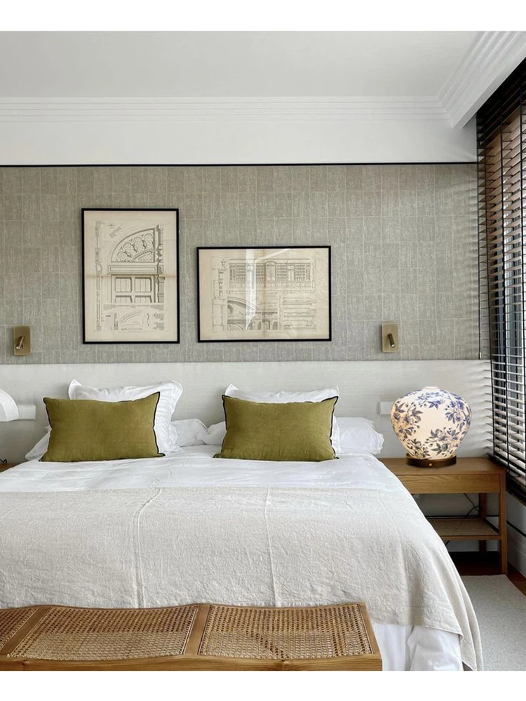 A lâmpada de mesa vitrificada medieval pode ser escurecida e carregada.