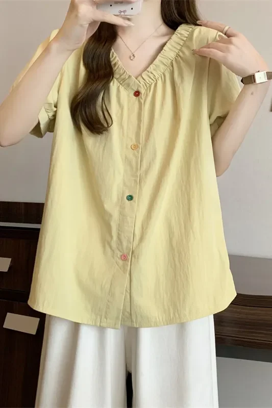 

Новая летняя корейская универсальная рубашка с плиссировкой и пуговицами, элегантный трендовый топ с коротким рукавом и V-образным вырезом