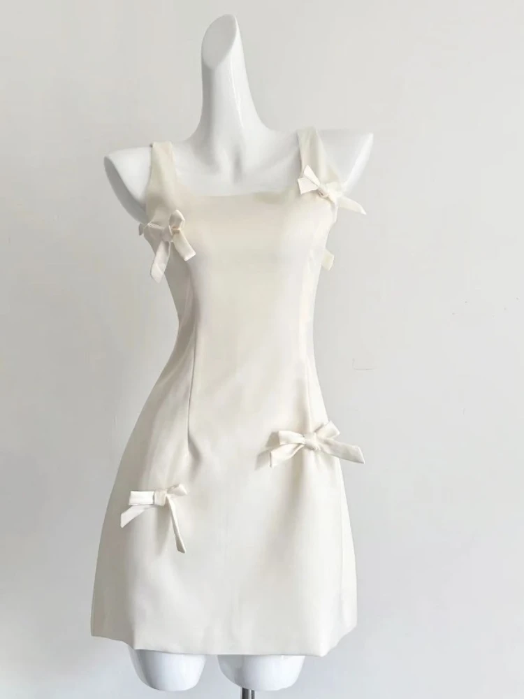 エレガントなミニドレス サテン リボン ノースリーブ スクエアネック スリムフィット スーツ フレンチ スタイル パーティー クラブ ナイト レディース サマードレス 衣装