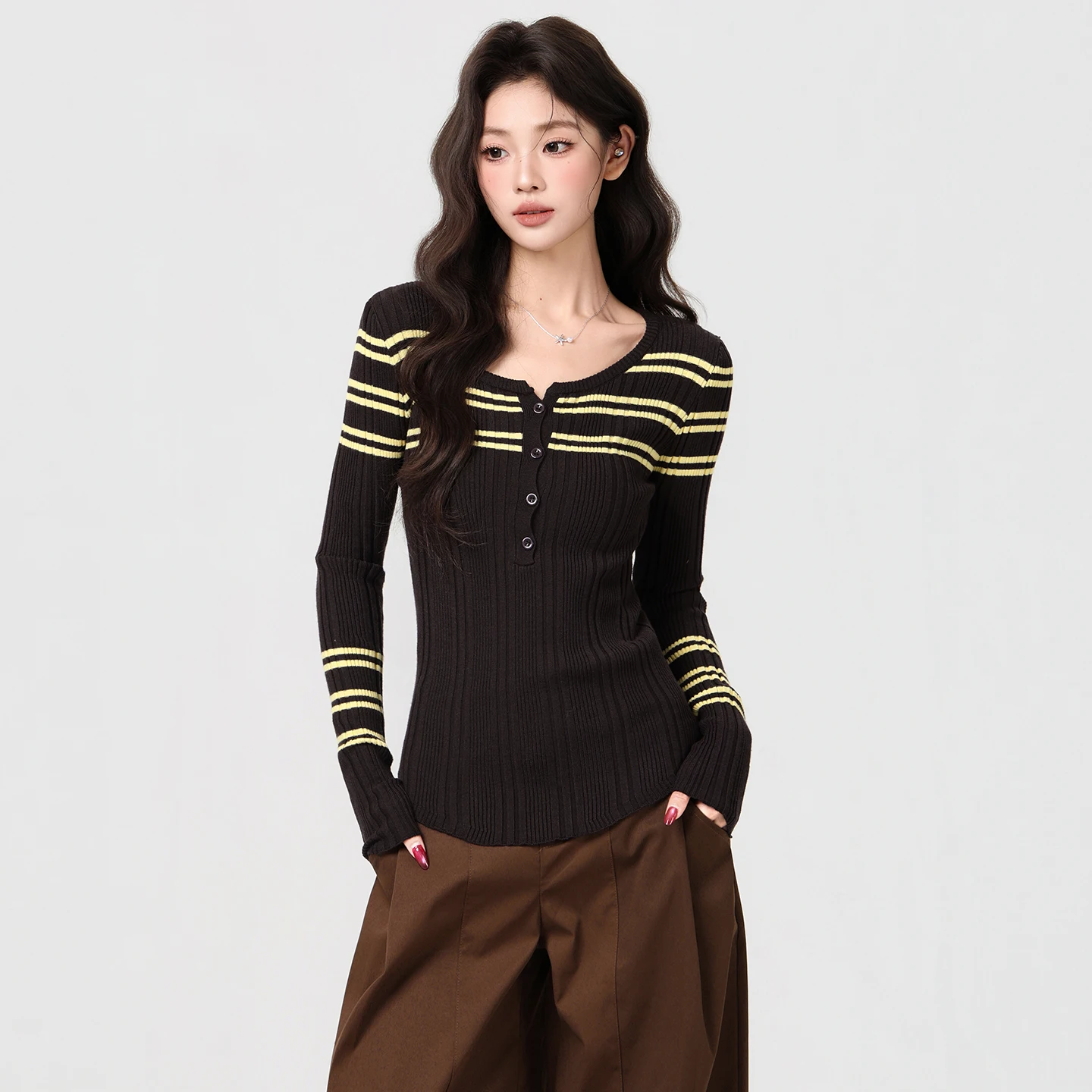 Design listrado de bloqueio de cor, suéter de malha de manga comprida, sentimento de alta qualidade feminino outono/inverno, ajuste fino e top de flutuação