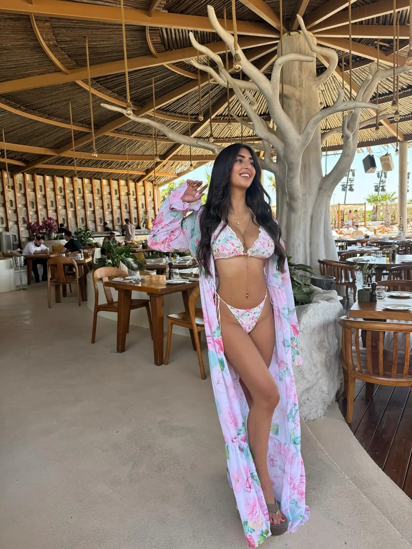 Elegancki zestaw bikini w kwiaty, różowy wzór z różami, z pasującym długim pareo, seksowny zestaw bikini wiązany, strój kąpielowy, odzież plażowa, letni glamour.