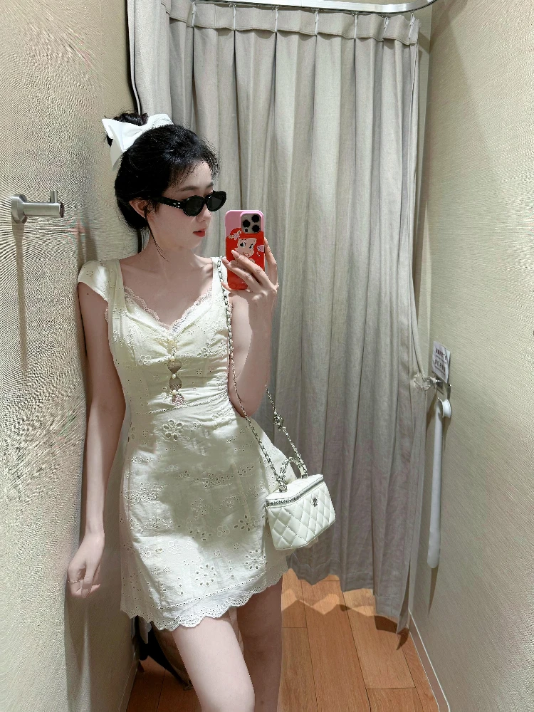 Vestido e de renda branca com recortes vazados, decote em V, estilo cado para o dia a dia, manga bufante, corte em...