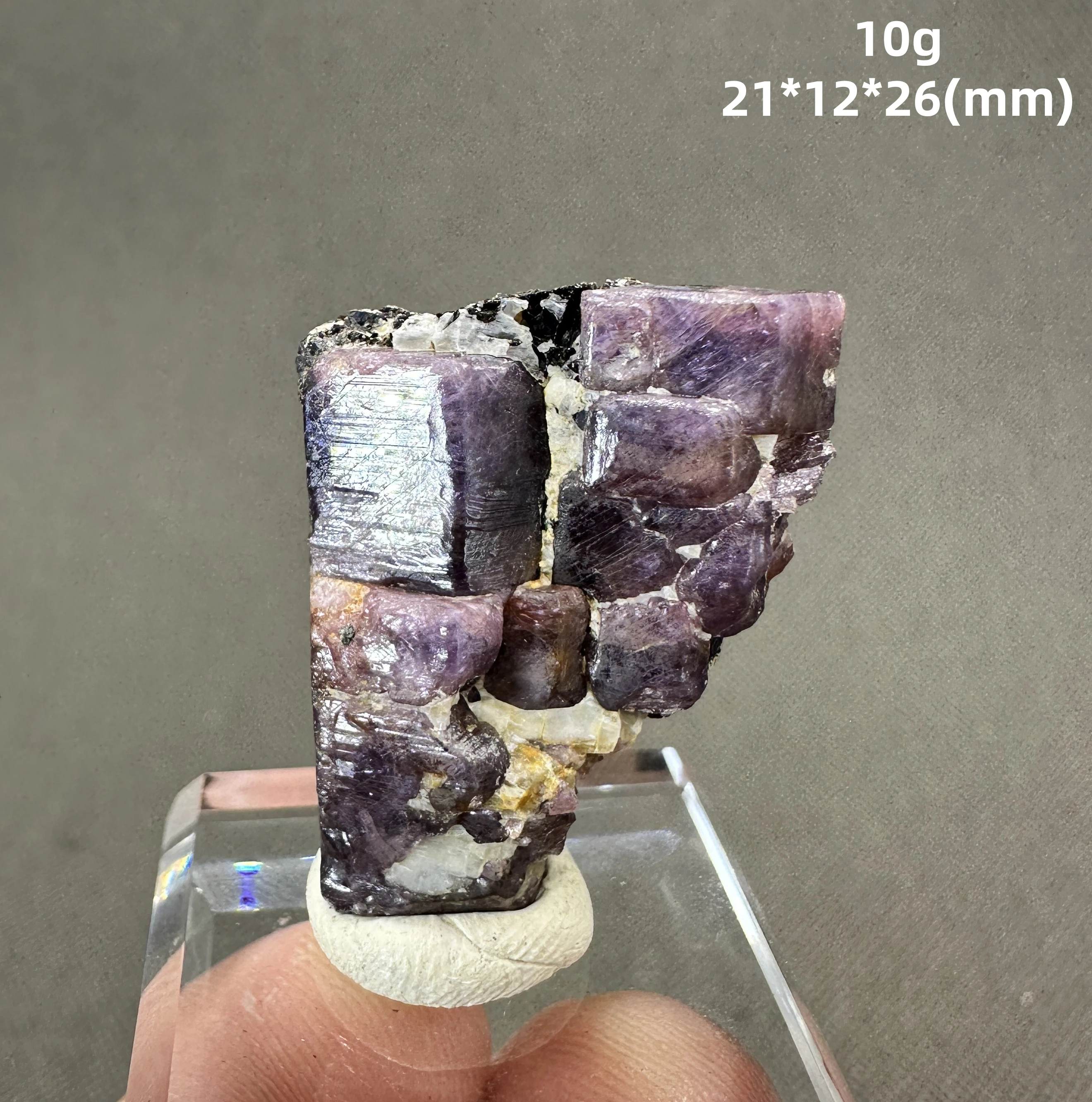 

Натуральный корунд (Красноватый сапфир) минеральный образец + целебные кристаллы и камни кварца