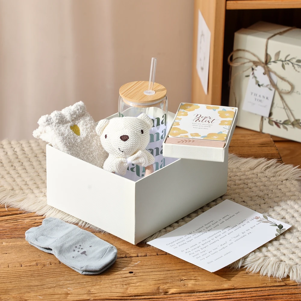 Conjunto de cuidado para bebé, caja de regalo de 0 a 12 meses, conjunto de necesidades diarias tempranas para bebé, máscara de ojos de seda con campana de ganchillo, calcetines de algodón para niños y niñas, regalo