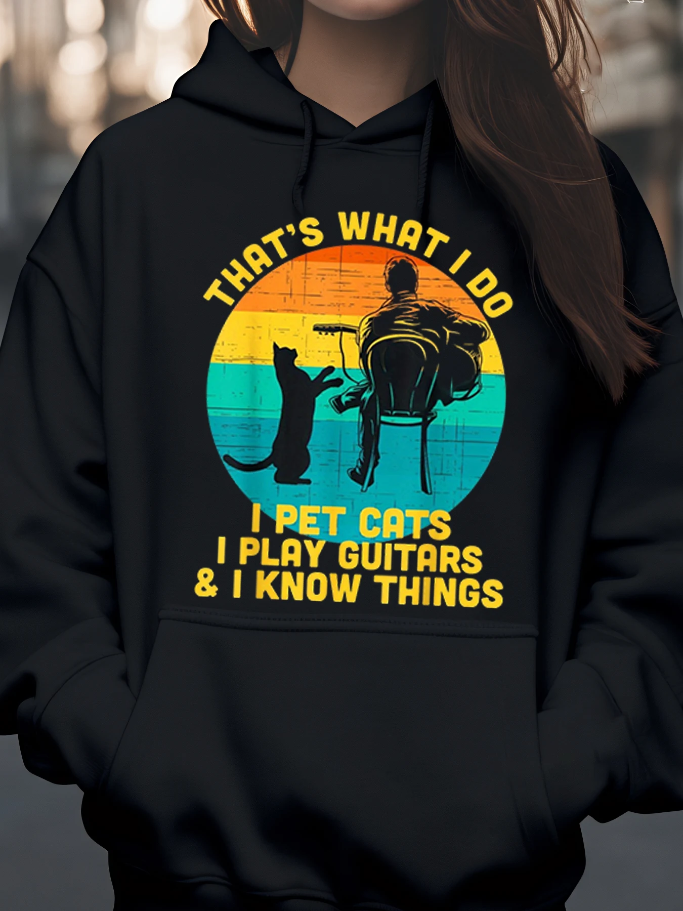 Bluza z kapturem z nadrukiem sylwetki kota i gitary, jesienno-zimowa odzież codzienna dla miłośników kotów i muzyki.