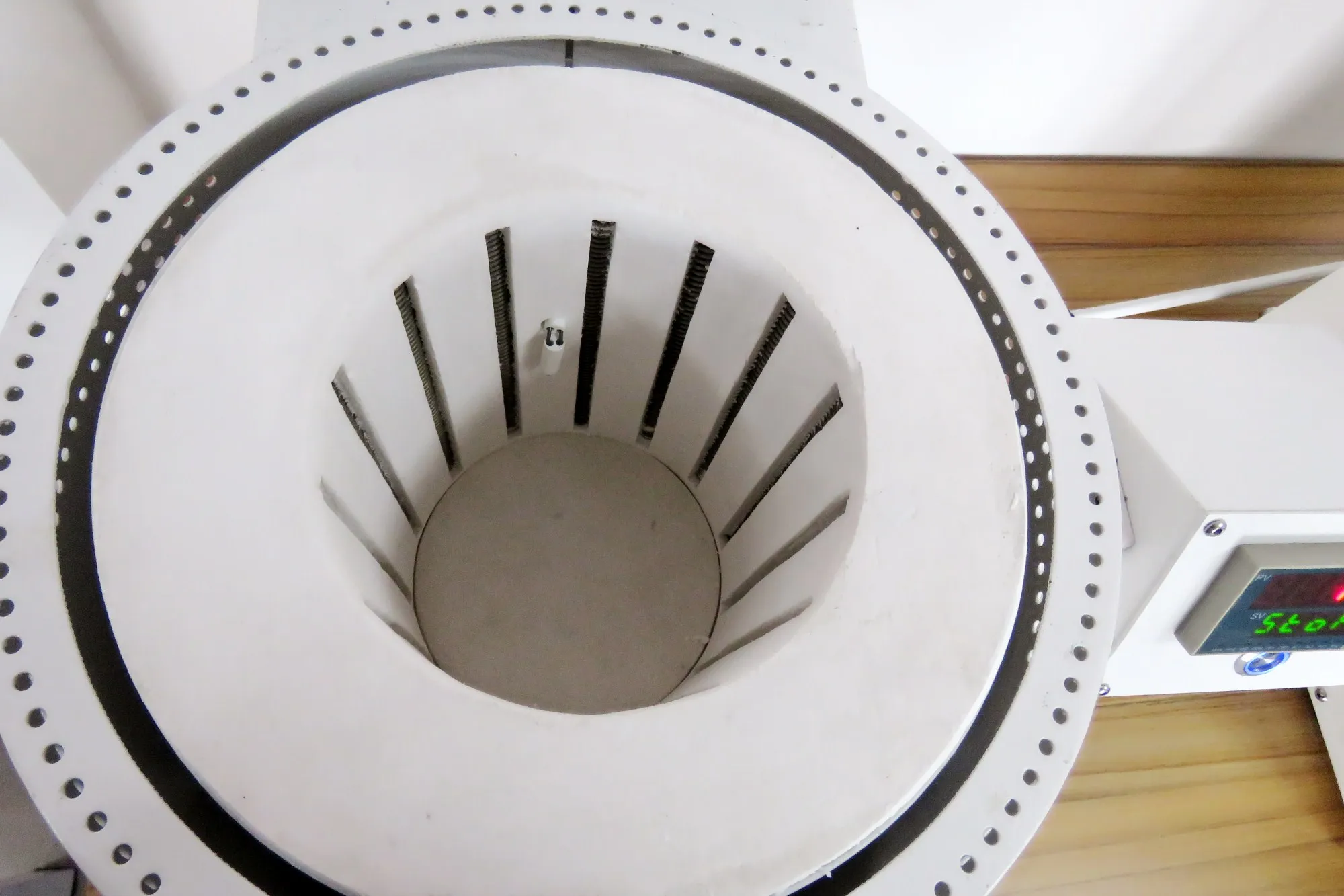 

1200 Degree Top Open Pit Type of 3L Crucible Furnace with 30 Steps Programmable
