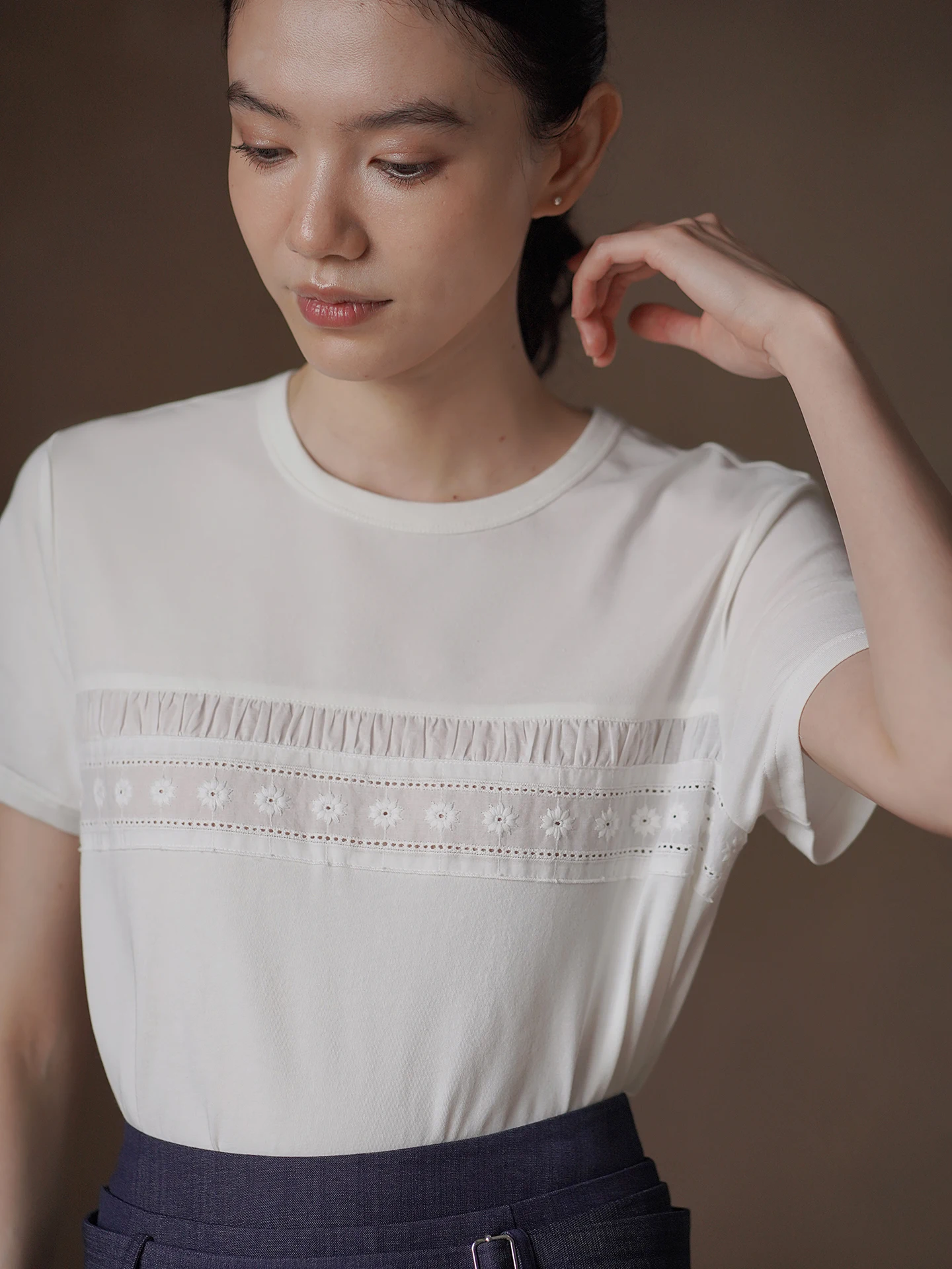 Hacikis Soft Cotton Feel Hollow out Embroidery Belt Decorated round Neck Slimming Short Sleeve Basic Style Women's T-shirt